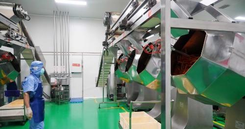 實拍辣條廠里農民工真實生活,免費吃住環境高大上,最高月入七千