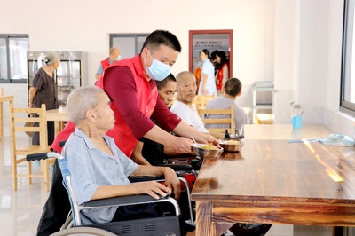 志愿服務打通關愛老人最后“一百米”